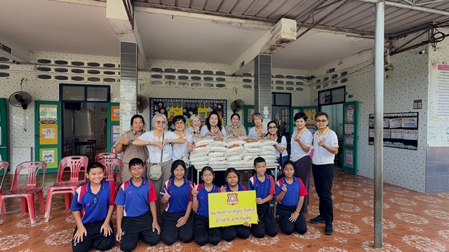 จันทบุรี สมาคมตังเอ็ง-สว่างกตัญญูธรรมสถานจันทบุรี นำข้าวสารมามอบให้ รร.วัดช้างข้าม เพื่อเป็นอาหารกลางวันกับเด็กนักเรียน