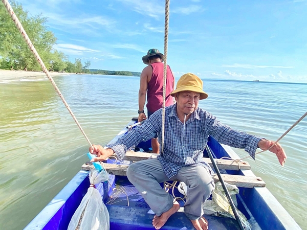 ตราด ตื่นตา! ปรากฏการณ์แมงกะพรุนหลากสีโผล่อ่าวไม้รูด-คลองมะนาว ตราด ชาวบ้านเปิดเรือประมงบริการท่องเที่ยวนั่งชม