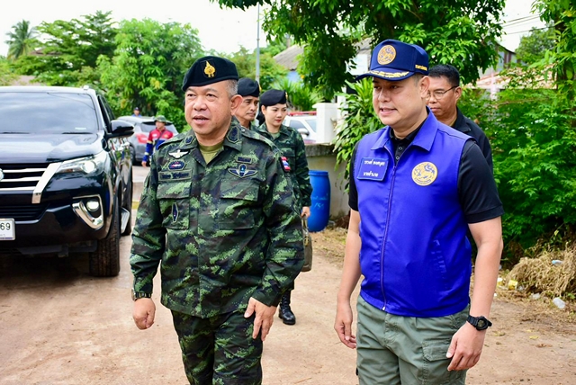 พิษณุโลก-ผบ.มทบ.39 ลุยเนินกุ่ม” ตรวจเยี่ยมกำลังพล ให้กำลังใจประชาชน ฝ่าวิกฤตอุทกภัย