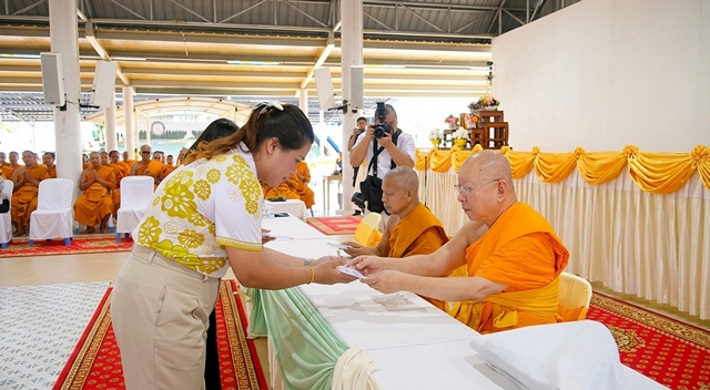ชาวพุทธปัตตานีร่วมถวายสังฆทาน 323 วัด มอบกองทุนช่วยครูใต้ รวม 136 ทุน ส่งกำลังใจผู้ปฏิบัติหน้าที่ในพื้นที่เสี่ยงภัย