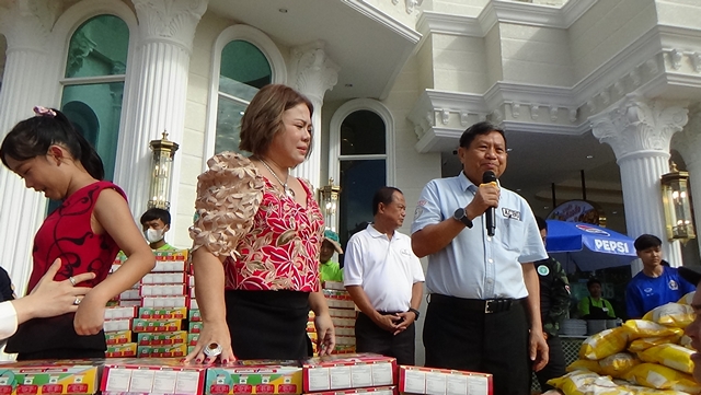 อ่างทอง-ประชาชนแห่รับข้าวสารพร้อมขนมเปี๊ยะอย่างเนื่องแน่นกว่า 7 พันคน เนื่องในวันคล้ายวันเกิดเจ๊นุช เจ้าของขนมเปี๊ยะอร่อยซอย 8