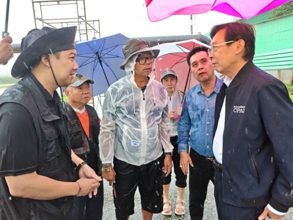 ฉะเชิงเทรา-นายก อบจ.ฉะเชิงเทรา ห่วงใยประชาชน รีบรุดนำเครื่องสูบน้ำบรรเทาทุกข์จากเหตุอุทกภัยในพื้นที่ตำบลหนองแหน อำเภอพนมสารคาม