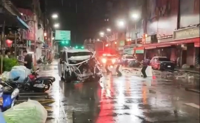 สงขลา-เปิดคลิปนาทีชีวิต Alphard เสียหลักพุ่งลงสะพานหาดใหญ่ ชนเสาไฟ–แบริเออร์ปูนแตกกระจาย คนในรถรอดปาฏิหาริย์