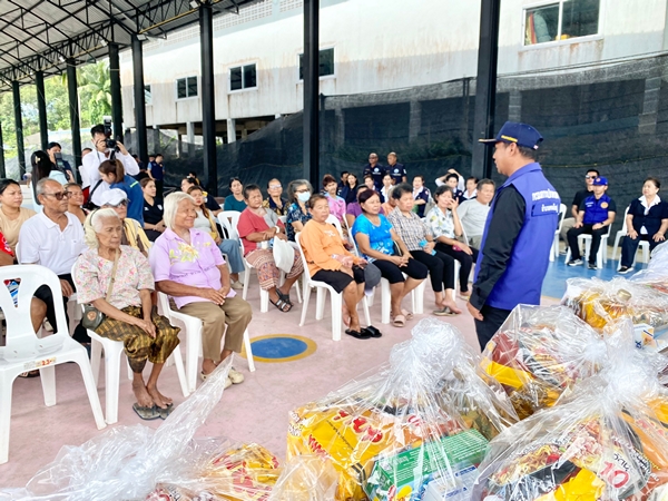 ตราด – กิ่งกาชาดอําเภอคลองใหญ่ ลงพื้นที่มอบถุงยังชีพ 127 ราย ส่งต่อกําลังใจถึงผู้ป่วยและผู้ด้อยโอกาส