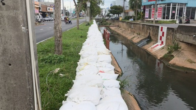 สงขลา-ดราม่า รับมือรับน้ำหาดใหญ่ ชาวบ้านคลอง 30 เมตร จี้แก้ปัญหาน้ำท่วมให้ถูกจุด ชี้วางกระสอบทรายแค่ชั่วคราว ไม่ช่วยเร่งระบายน้ำ