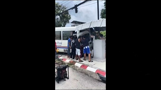 สงขลา-รถมินิบัสพุ่งชนท้ายฟอร์จูนเนอร์ ก่อนอัดตู้ไฟจราจร ด้านฟอร์จูนเนอร์ตกใจเหยียบคันเร่งพุ่งชนเสา