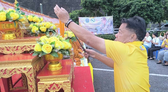 นครนายก – ชาวจังหวัดนครนายก ทำบุญใส่บาตรเพื่อ’พ่อ’ ร.9 ครั้งนี้จัดแบบเรียบง่าย ณ เขื่อนขุนด่านปราการชล