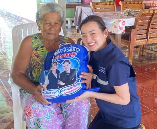 นครนายก – ผู้การแดงและน้องสาว ผู้การแดง ลงพื้นที่ช่วยเหลือพี่น้องประชาชน ส่งกำลังใจถึงพี่น้องผู้ประสบภัยน้ำท่วม จังหวัดนครนายก