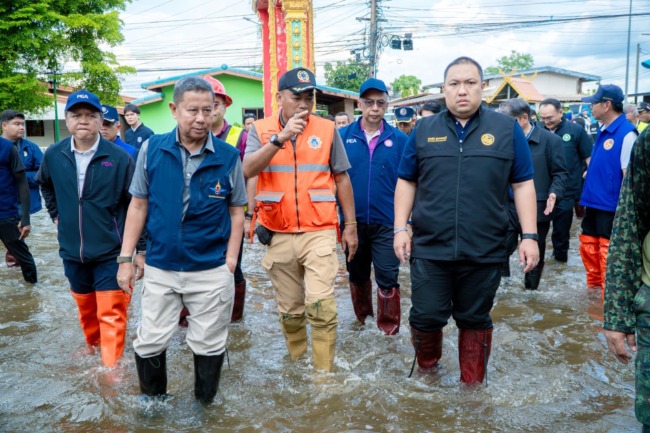 ฉะเชิงเทรา-3 รัฐมนตรีลงพื้นที่ติดตามสถานการณ์น้ำท่วม เยี่ยมศูนย์พักพิง รับฟังปัญหาความเดือดร้อนของประชาชน