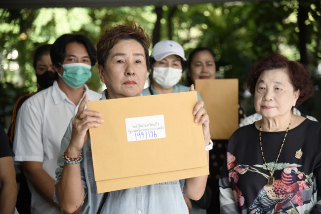 พ่อค้า-แม่ค้าตลาดใหม่ดอนเมือง บุก ‘คลัง’ วอน ‘เอกนิติ’ แก้ปัญหาด่วน ถูกบีบต่อสัญญาเช่าตึกแพงลิ่ว 2.2 ล้าน สวนทางภาวะเศรษฐกิจซบเซา