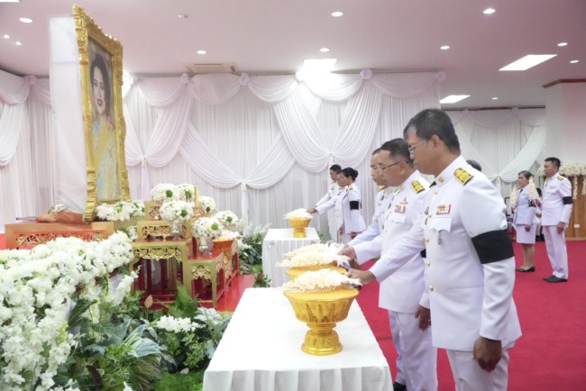 ฉะเชิงเทรา -จัดพิธีบำเพ็ญกุศลอุทิศถวาย “พระบรมราชชนนีพันปีหลวง” น้อมรำลึกในพระมหากรุณาธิคุณ พร้อมพิธีถวายดอกไม้จันทน์ภาคประชาชนตัวแทนและตักบาตรถวายพระราชกุศล