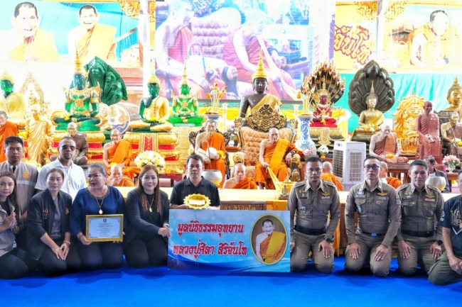 กาฬสินธุ์-“ หลวงปู่ศิลา ” มอบเงินปรับปรุงภูมิทัศน์ สภ.เมืองกาฬสินธุ์ 100,000 บาท