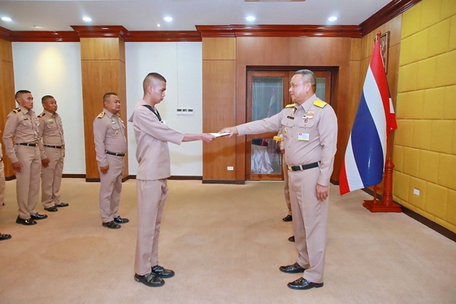ผู้บัญชาการฐานทัพเรือสัตหีบ มอบเงินบำรุงขวัญและให้โอวาทแก่กำลังพลฝีพายเรือพระราชพิธี เสริมสร้างขวัญกำลังใจ ที่ได้มุ่งมั่นปฏิบัติภารกิจอย่างสมพระเกียรติ